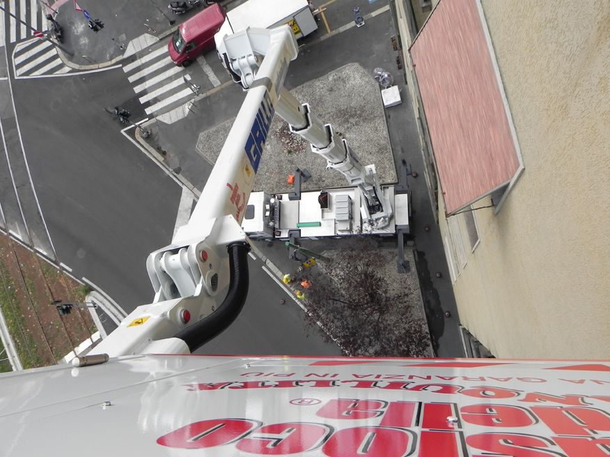 Camion nacelle avec gestion automatique des mouvements