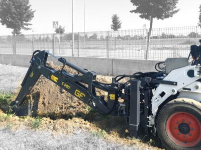 Rétrocaveuse E - pour mini-chargeuse avec mouvements hydrauliques indépendants et stabilisateurs_4