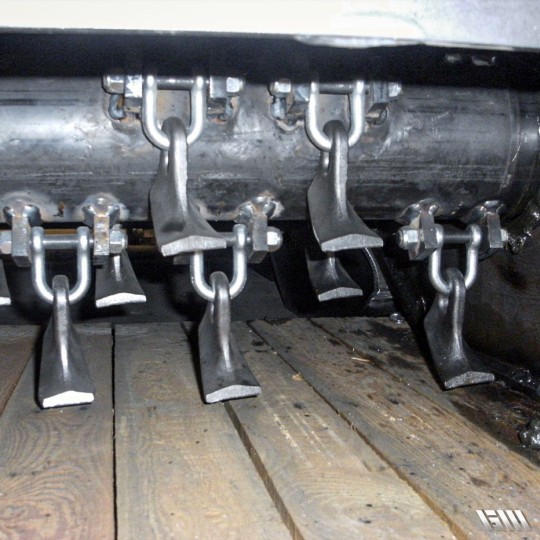 Débroussailleuse pour tractopelle avec moteur bidirectionnel