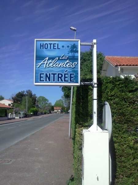 Enseigne drapeau sur mesure en plexi ou aluminium, avec système d'éclairage intégré - OUEST ENSEIGNES_5