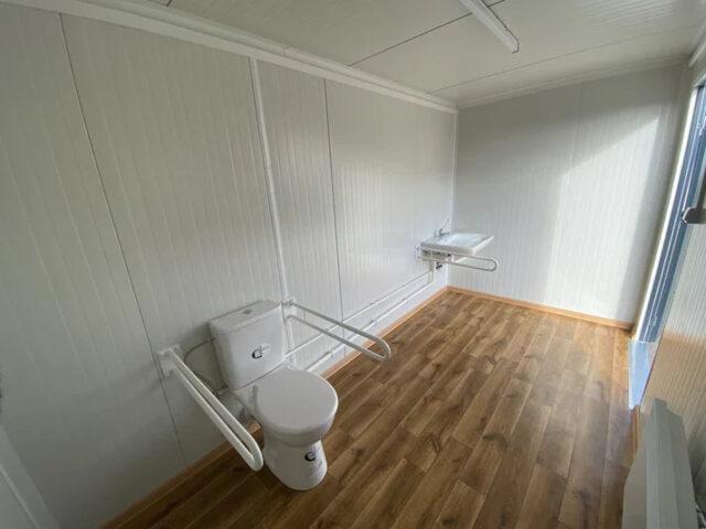 Conteneur sanitaire accessible 4×2 - Adapté PMR avec barres d'appui, lavabo et rampe d'accès_4