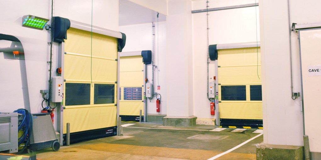 Porte rapide et lavable à structure multicomposite pour environnements agro-alimentaires - ASSA ABLOY_0