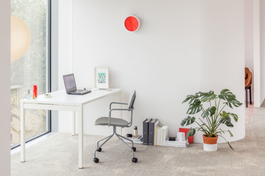 Bureau pour  ordinateur  : design moderne  et ergonomie pour un espace de travail optimal_4