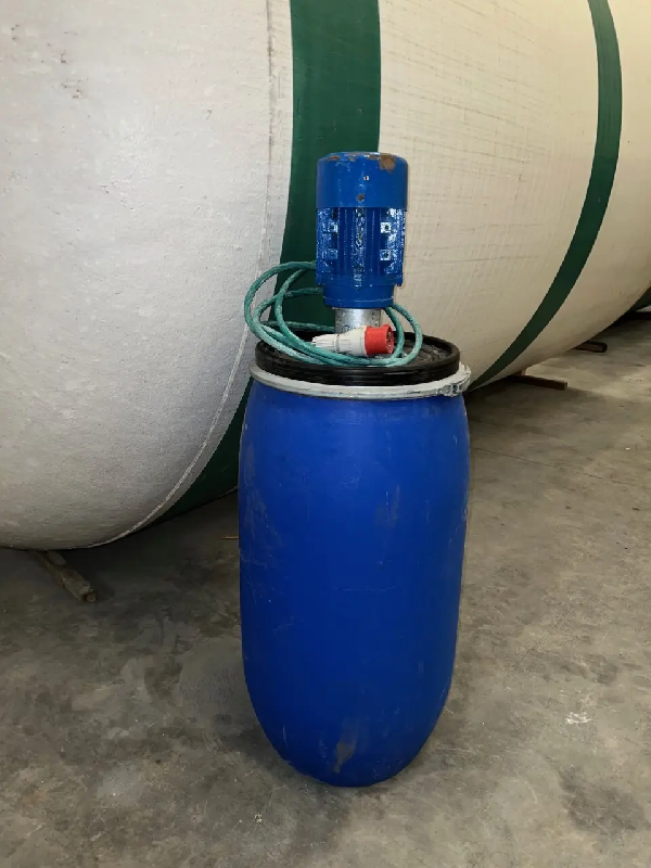 Fût plastique bleu d'occasion avec agitation - référence : c8235_4