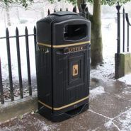 Streamline Jubilee - poubelle publique 85 litres - Glasdon avec courbe texturé et capot en forme de dôme_4