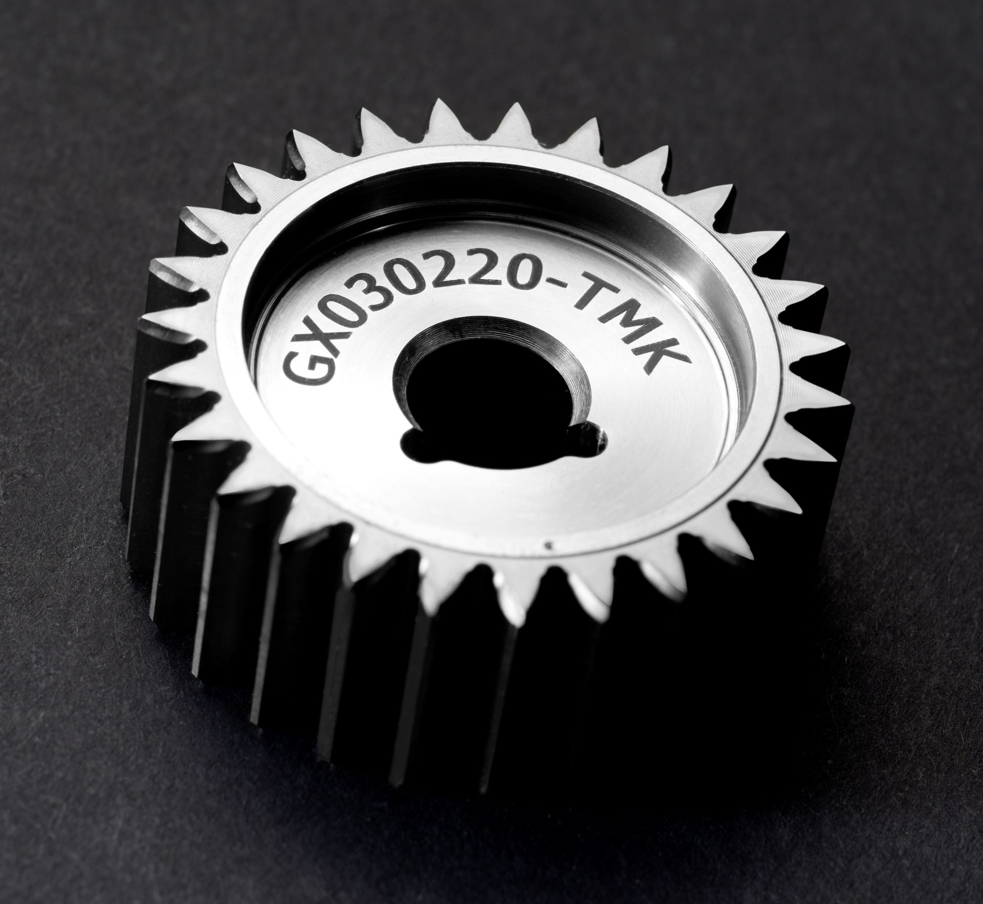 Système de marquage décoratif et de traçabilité pour métaux