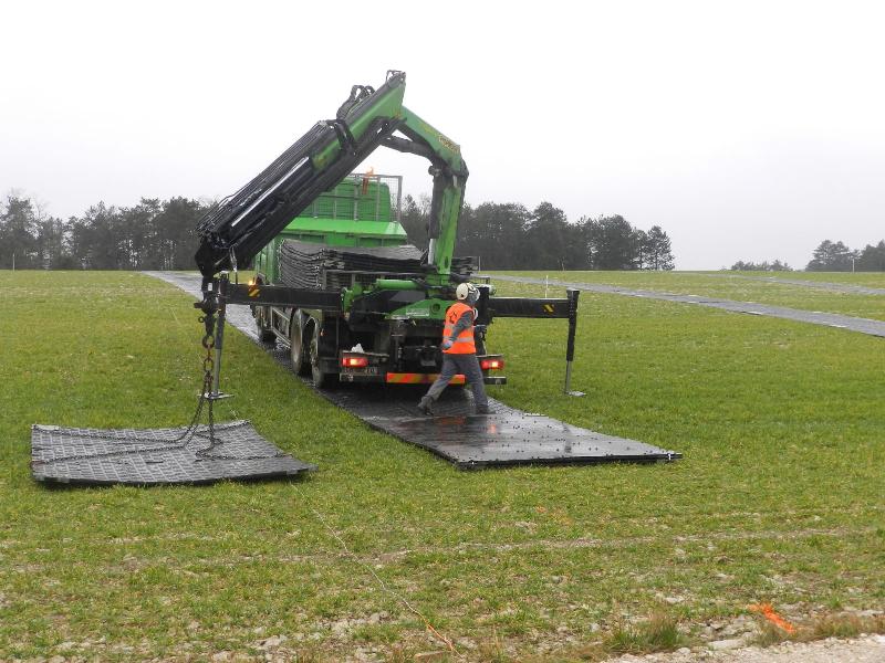 Location de plaques de roulage plastique pour chemins d'accès, piétons et plateformes temporaires -  PISTECO_4