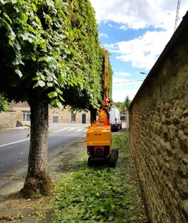 Équipement de coupe vertical avec repliage compact pour transport