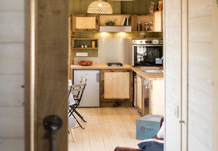 Habitation mobile avec salle de bain équipée de douche et toilettes sèches