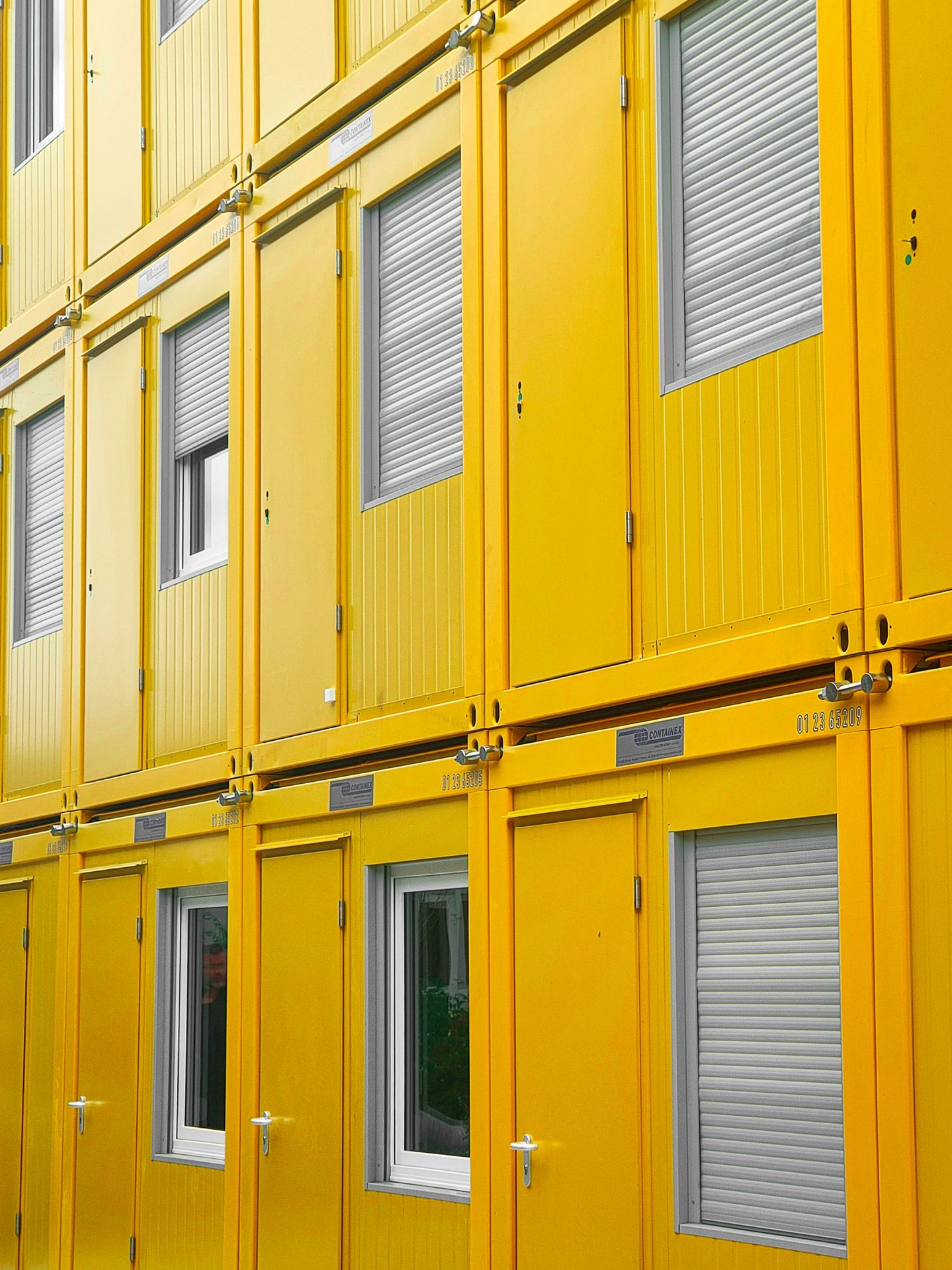 Bâtiment modulaire isolé avec panneaux granités blanc