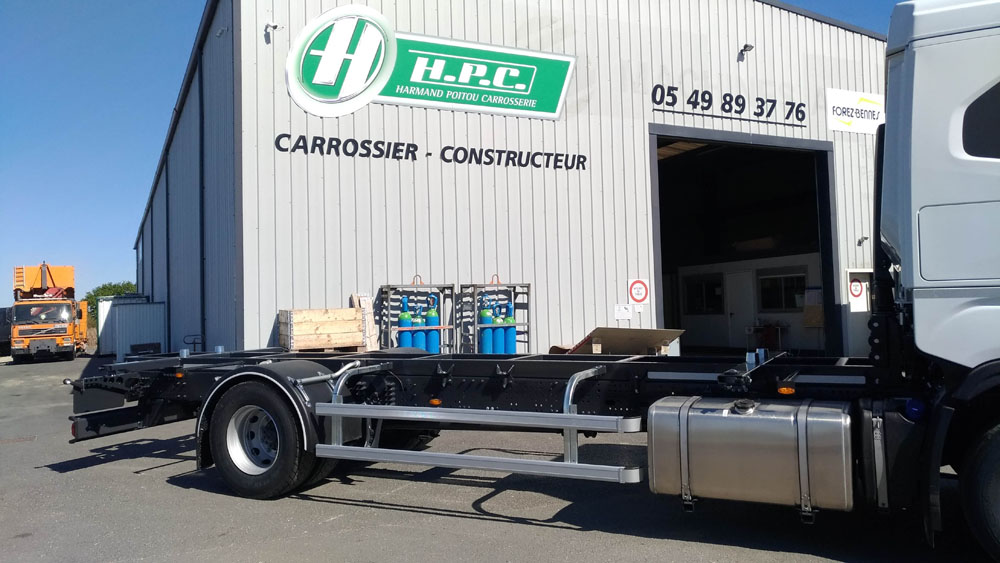 Carrosserie équipée de feux LC5 et coffre à outils en PVC