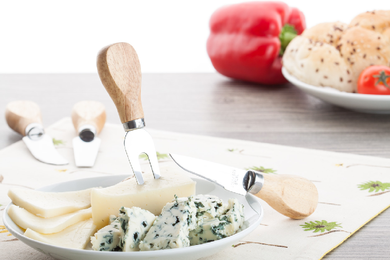 Set de couteaux à fromage - 4 pièces en acier inoxydable avec grip en bois - livré dans une boîte noire_4