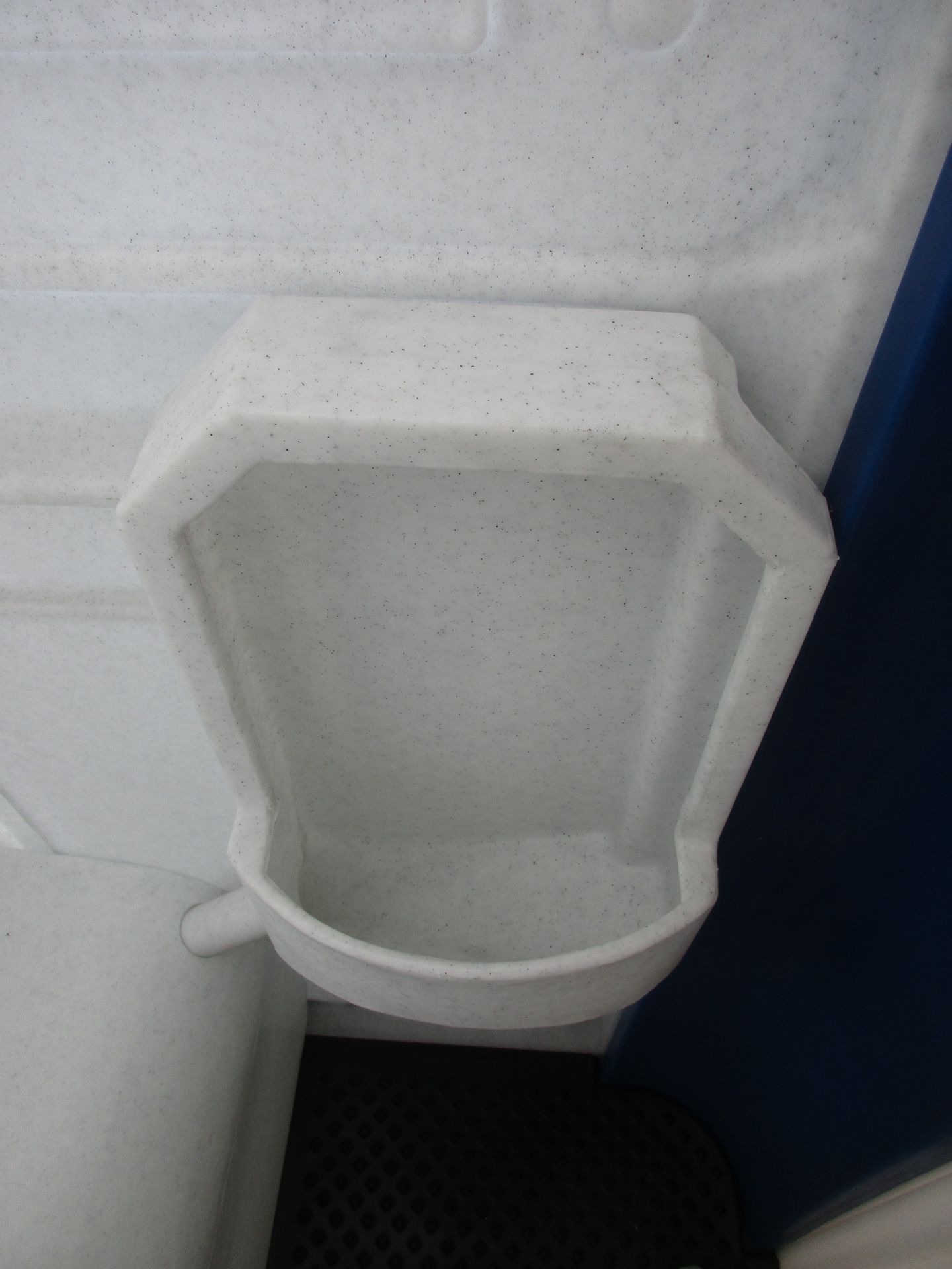 Sanitaire autonome avec urinoir raccordé et porte avec fermeture à ressort