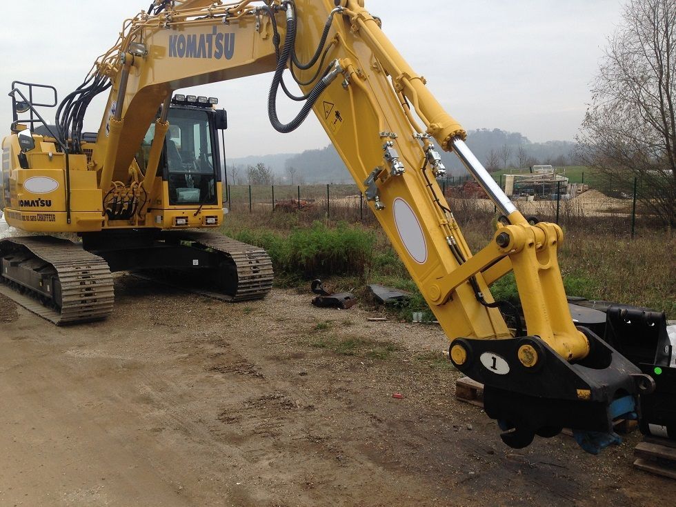 Accessoire pour pelle avec coupleur à double sécurité automatique
