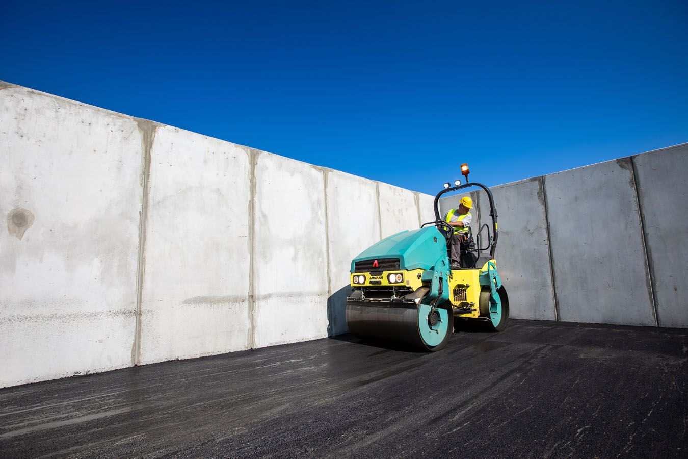 Compacteur tandem ARX 40-2 Ammann - Poids d'exploitation 4160 kg - Largeur de bille 1300 mm - Moteur Kubota conforme normes européennes_4