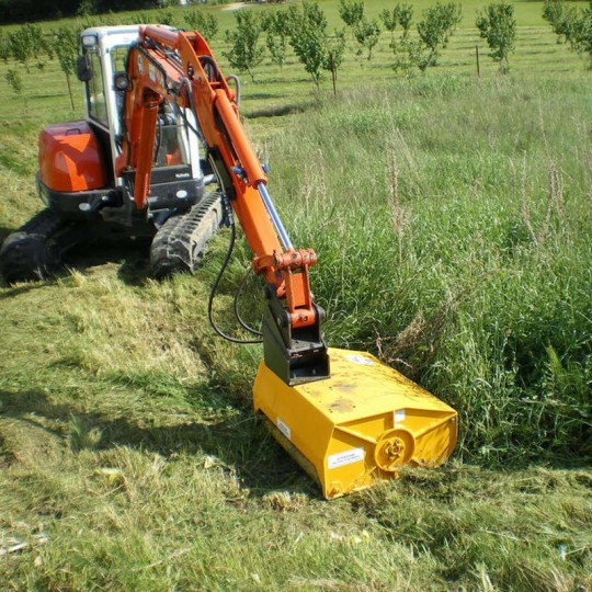 Débroussailleuse pour mini-pelle avec rotor à 3000 tours/min