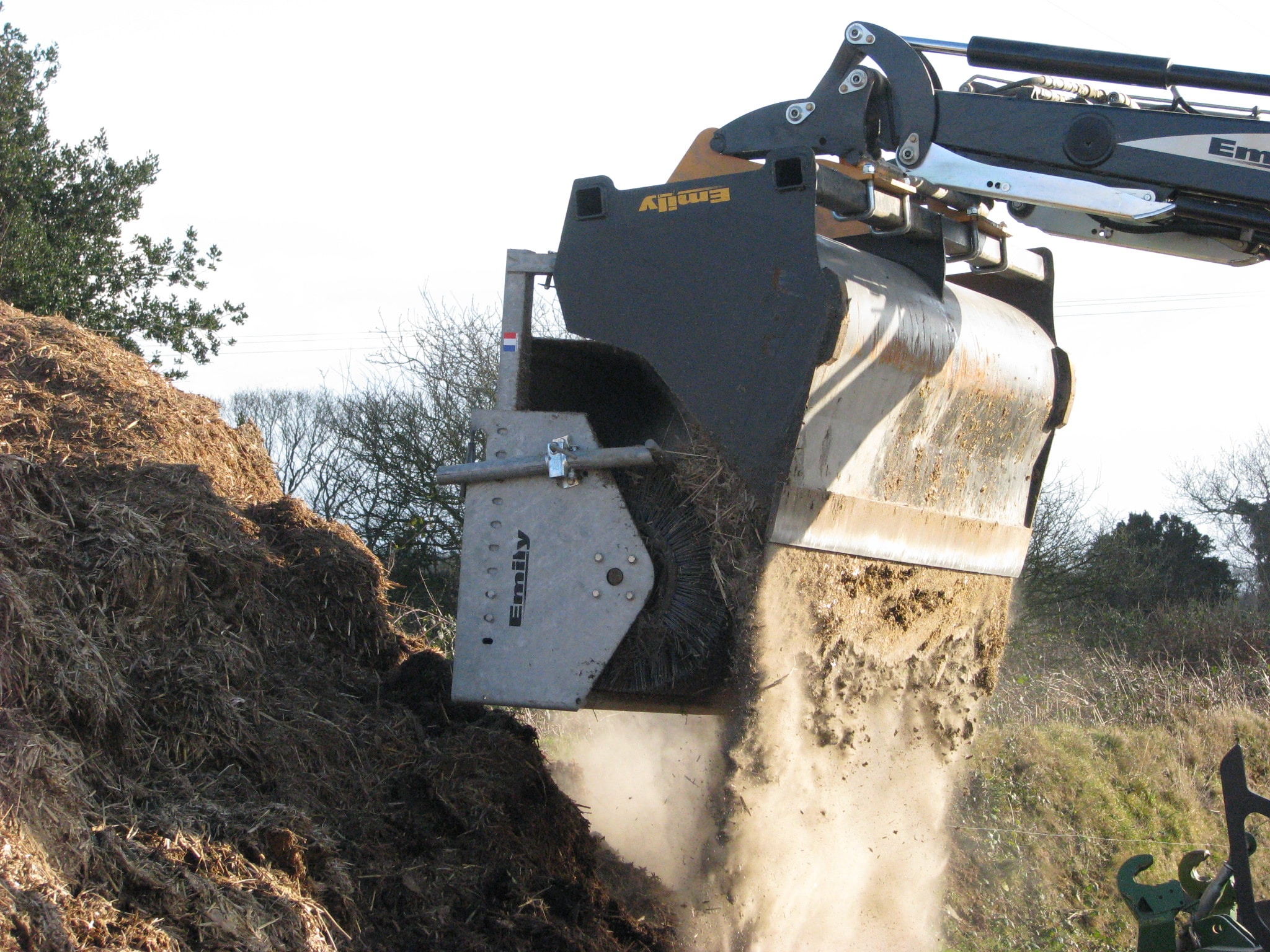 Godet balayeur industriel Emily Clean - ramassage de tout type de déchets - adaptable et équipé de balai polypropylène_4