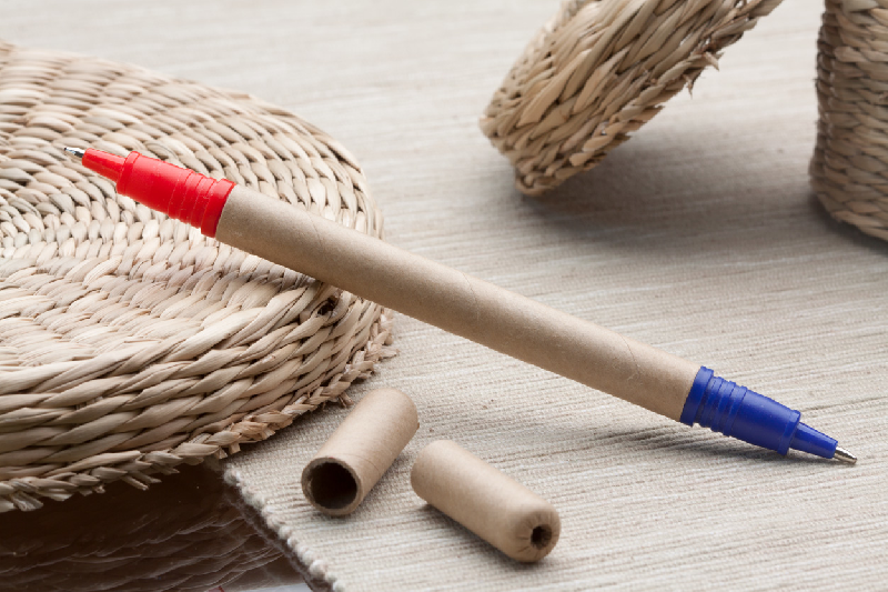 Stylo bille recyclé - en carton recyclé avec embouts bleus et rouges_4