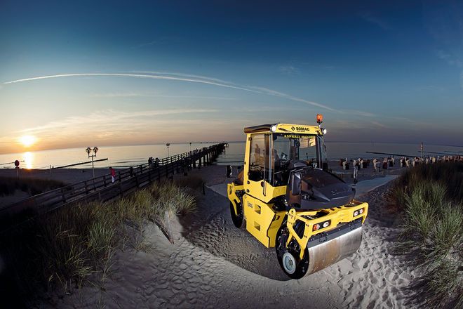 Machine Bomag équipée de réservoir d'eau en plastique sous plateforme