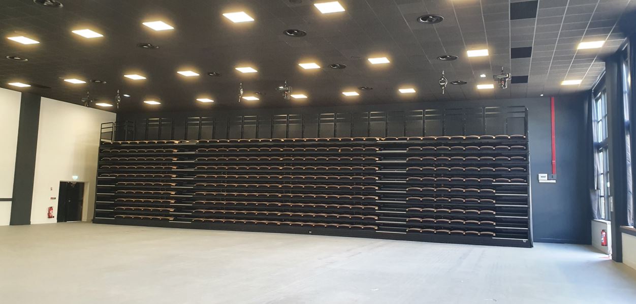 Tribune télescopique pour salle de spectacle_4