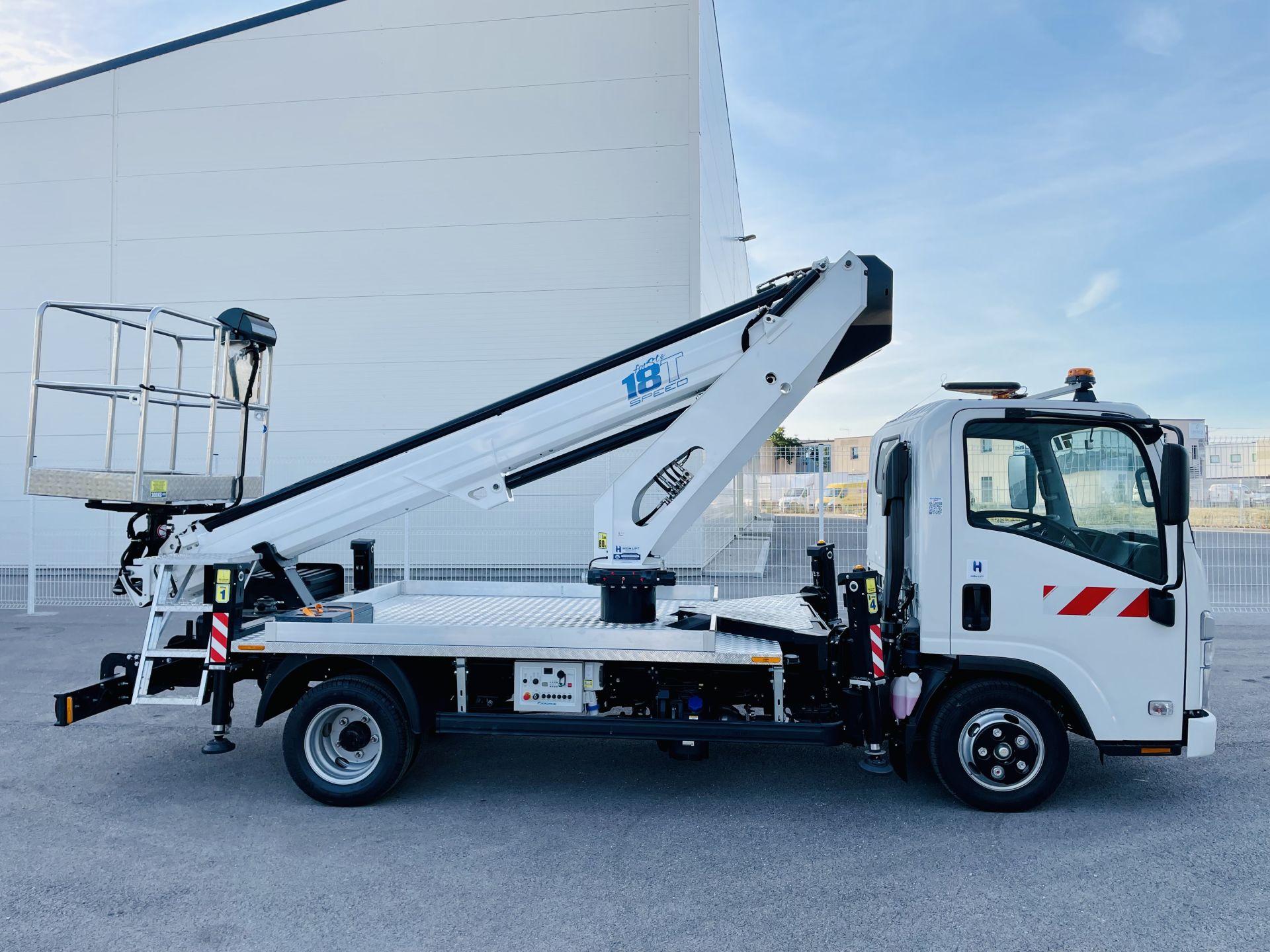 Nacelle télescopique 18T Speed équipée pour une stabilisation en pente