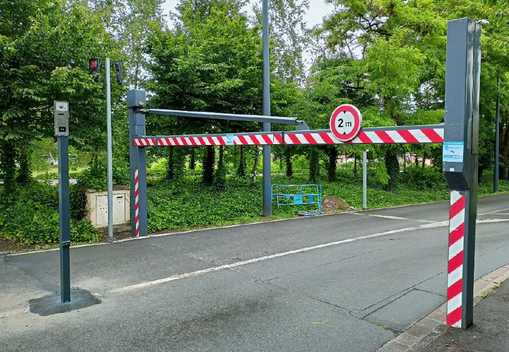 Portique de contrôle de flux avec largeur de passage réglable