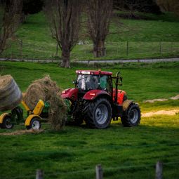 X5000 dérouleuse sans chaîne pour balles rondes et carrées - Hustler Equipment - capacité 2 balles - tractée et auto-chargeante_4