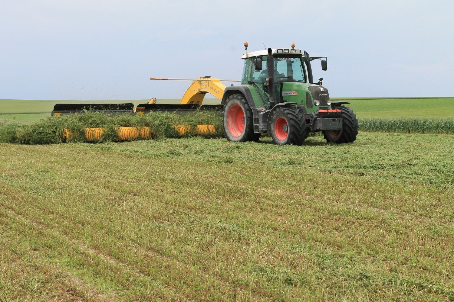 Rt 1220 - Andaineur à tapis - ROC SRL - Ramassage révolutionnaire - Tracteur 120 HP - Andain jusqu'à 12 mètres_4