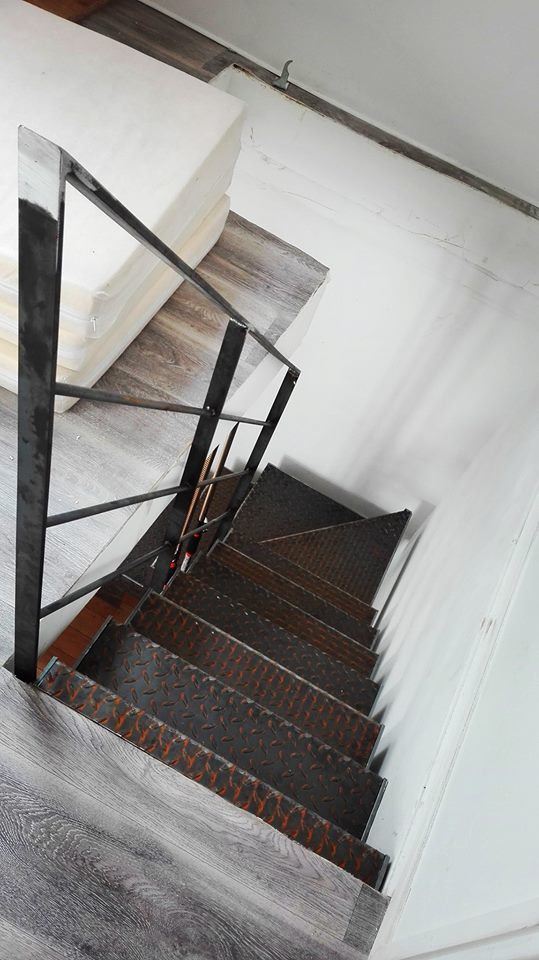 Barrière métallique au design industriel