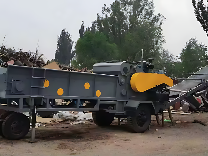 Équipement forestier pour broyage de bois avec convoyeur à chaîne renforcé