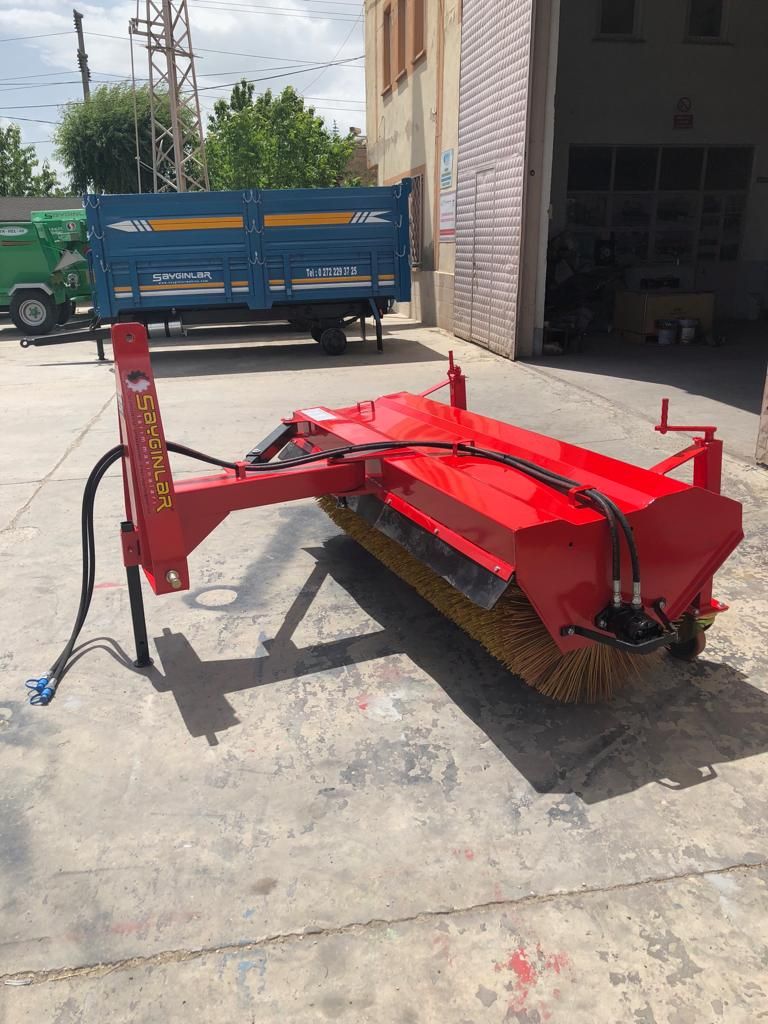 Tracteur balayeuse de route monté à l'arrière - modèle Basic - hydraulique avec brosses robustes_4