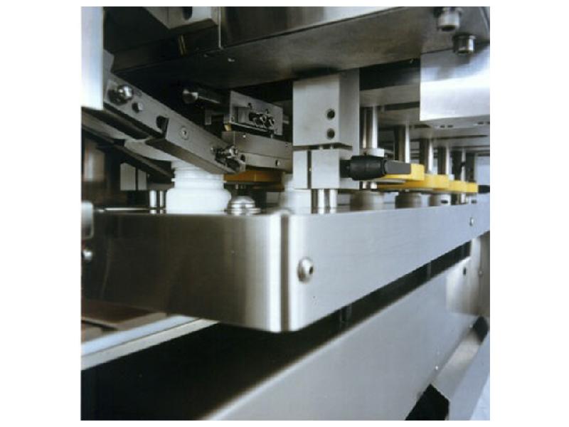 Unicap 150 - bouchonneuse polyvalente avec vitesse jusqu'à 200 contenants par minute et contrôles PLC Allen-Bradley_4