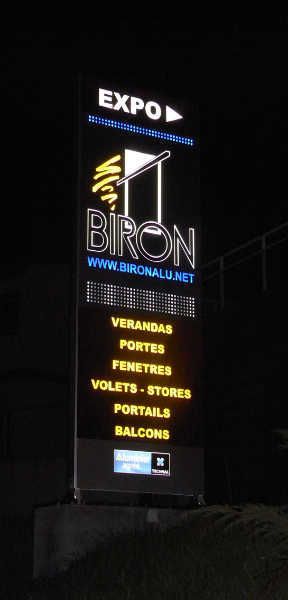 Totem d'intérieur ou d'extérieur sur mesure, idéal pour les boutiques - OUEST ENSEIGNES_4