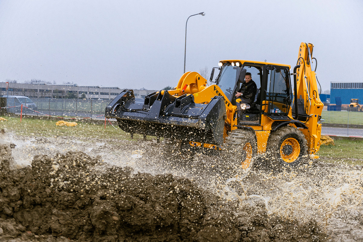 Engin Venieri 10.23D avec gyrophare jaune et rétroviseurs latéraux