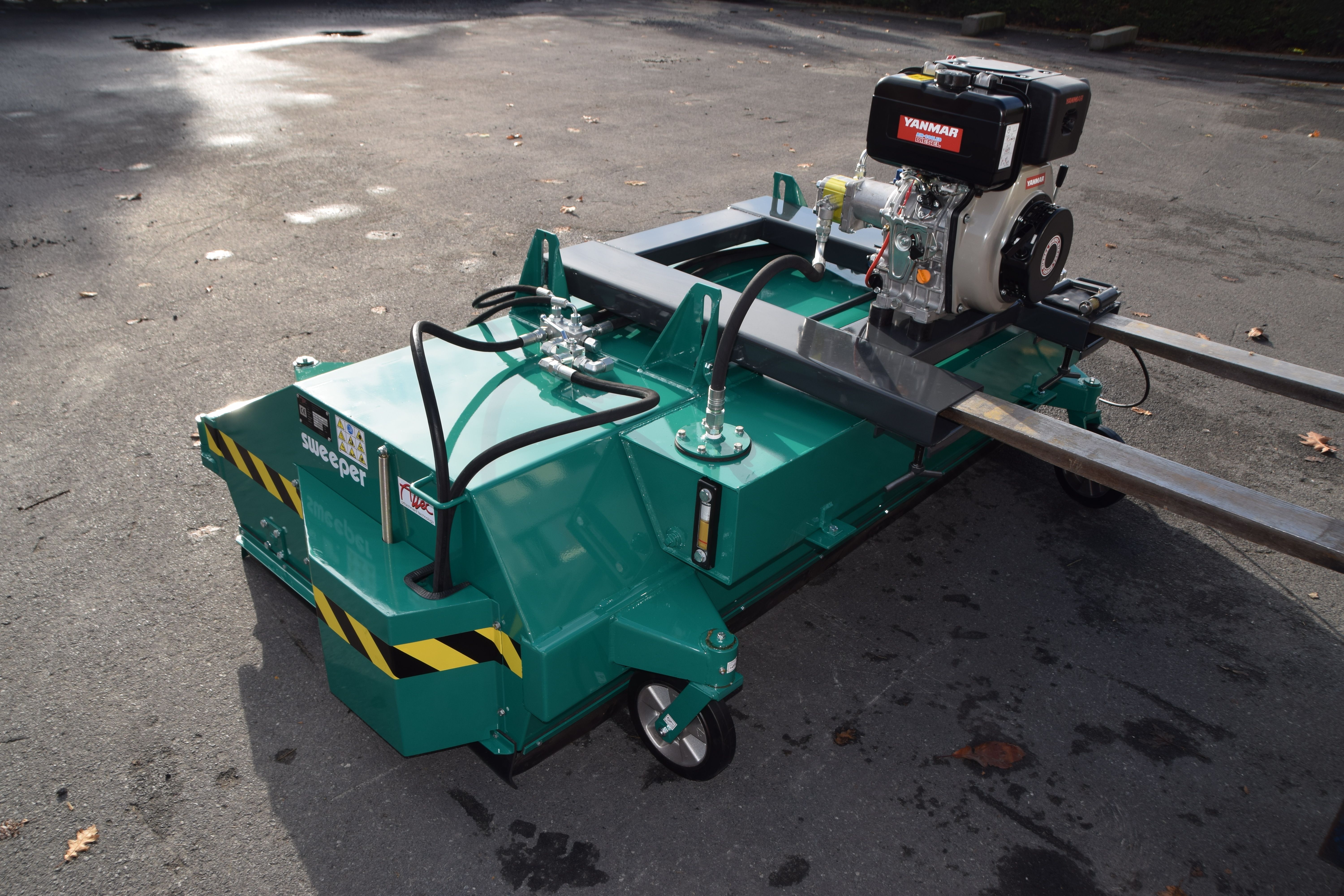 Balayeuse industrielle Attec - ramassage et déversement hydrauliques - pour télescopiques et chariots élévateurs_4