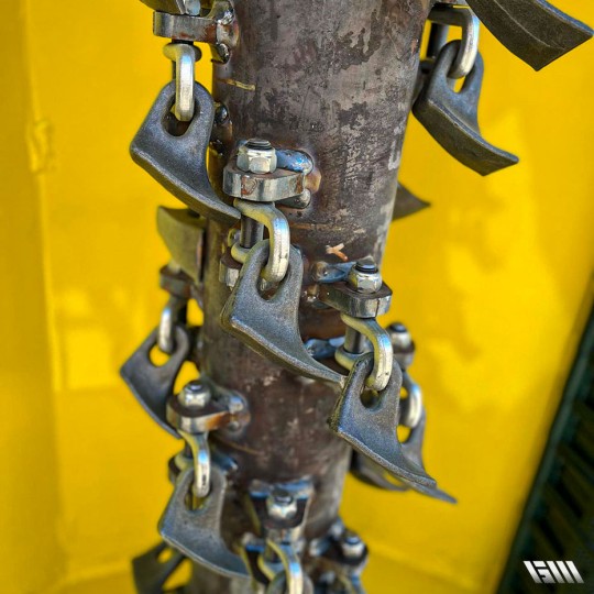 Débroussailleuse avec largeur de travail de 1300mm à 1900mm adaptée aux terrains variés