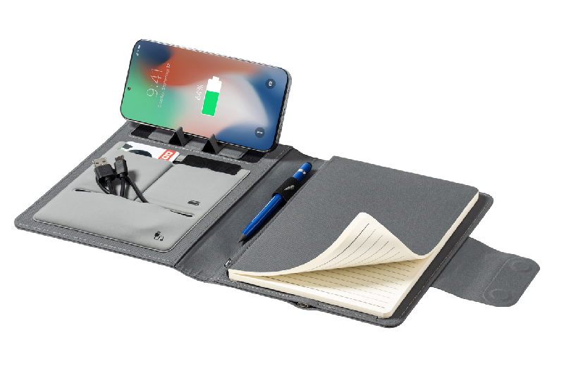 Porte-documents RPET - Format A5 avec bloc-notes, chargeur magnétique 10W, powerbank 5000 mAh et support téléphone_4