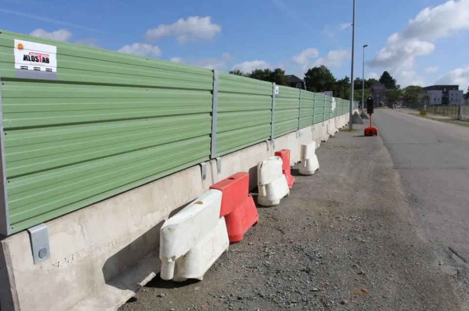 Palissade tôle bac acier pour l'accès, la fermeture, le contrôle et la sécurité des chantiers, des espaces publics et des lieux de rassemblement_4