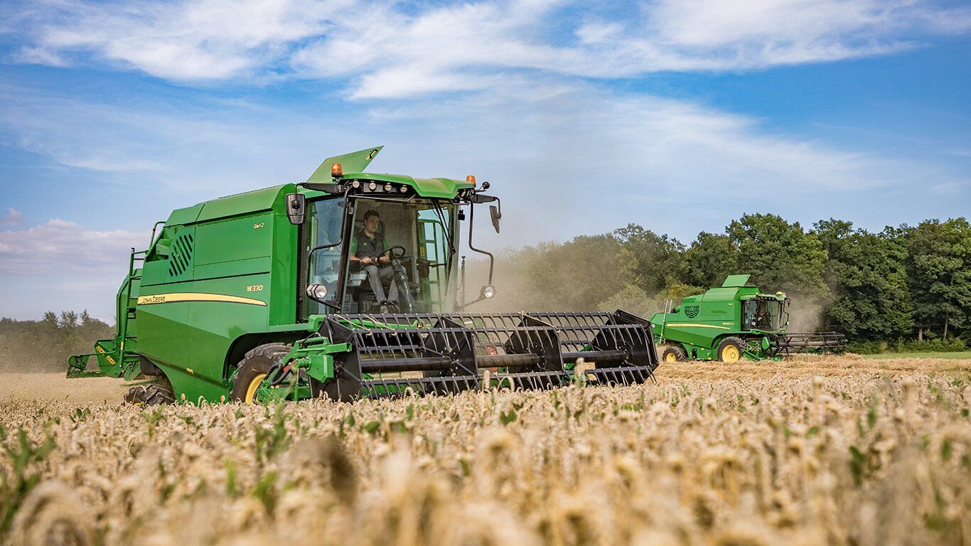 Moissonneuse-batteuse agricole avec grande visibilité et phares de travail LED