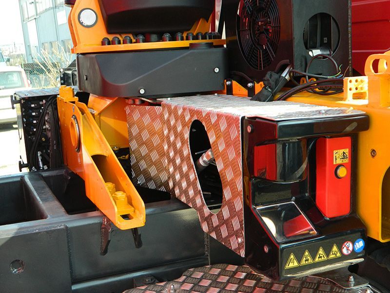 Grue Effer 215 pour levage dans des espaces réduits ou bâtiments