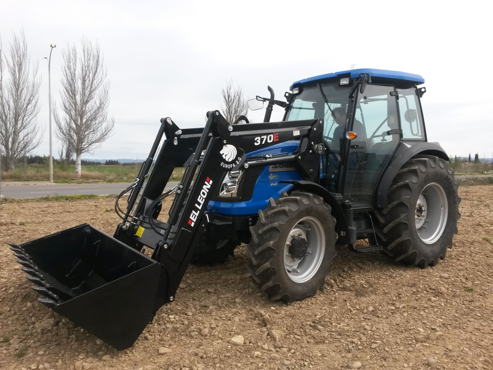 Accessoire frontal pour tracteurs offrant une jonction en acier renforcé