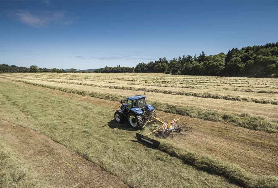 Machine agricole New Holland pour récolte des fourrages avec rotor de 3,5 m