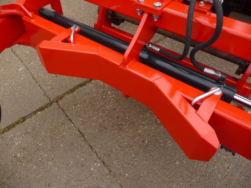 Appareil Bugnot Serbal 145 pour la manutention de balles enrubannées avec différents attelages