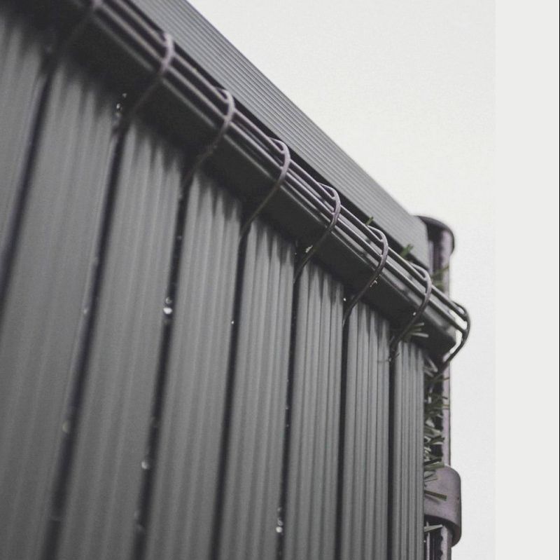 Clôture avec lamelles occultantes résistantes aux intempéries