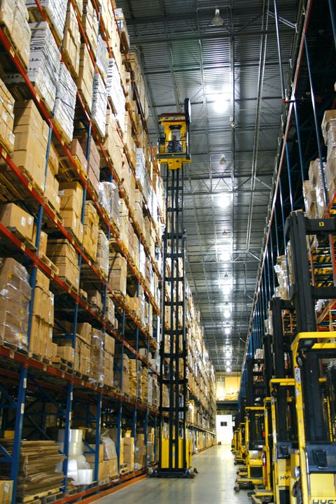 Chariot élévateur VNA Hyster avec pantographe intégré pour allées étroites