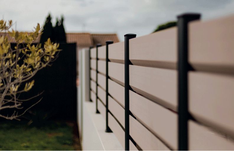 Clôture élégante gris laqué avec poteaux alu