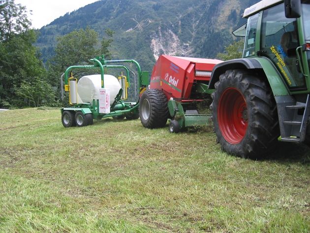 Machine d’enrubannage fonctionnant en ligne avec une presse à balles rondes