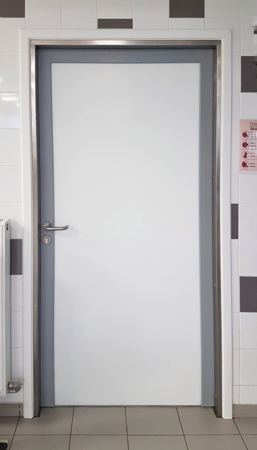 Porte de service en polyéthylène SP130 disponible en différents coloris