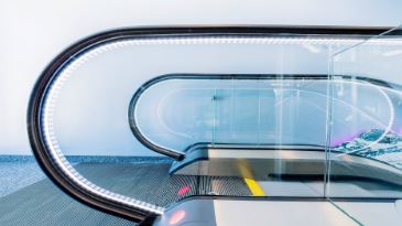 Trottoir roulant parfait pour parcourir jusqu'à 150 mètres dans les espaces publics et commerciaux - Schindler 9500 horizontal_4