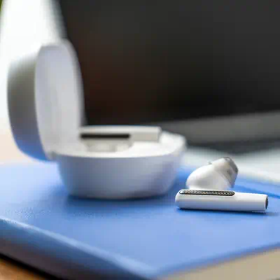 ÀÉcouteurs sable blanc Poly Voyager Free 60 UC M + adaptateur USB-C BT700 + étui de charge de base_4